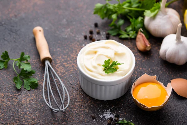Домашний майонезный соус с ингредиентом — стоковое фото