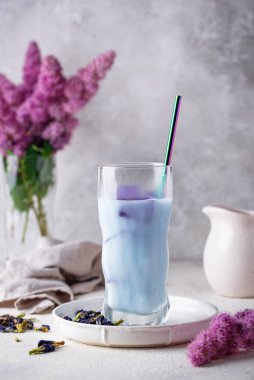 Kelebek mavisi, sütlü çay.