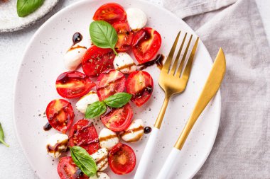 Domatesli ve mozarellalı Caprese salatası