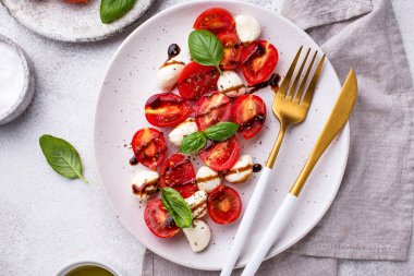 Domatesli ve mozarellalı Caprese salatası