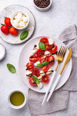 Domatesli ve mozarellalı Caprese salatası