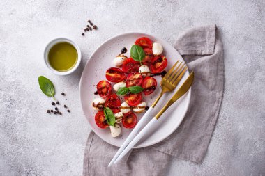 Domatesli ve mozarellalı Caprese salatası