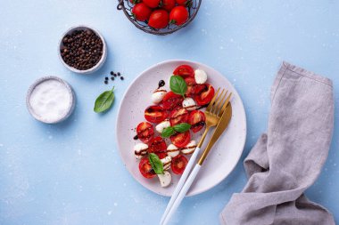 Domatesli ve mozarellalı Caprese salatası