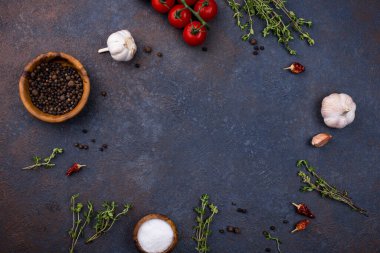 Domates, kekik, sarımsak ve baharat.