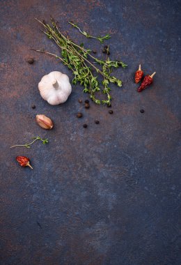 Domates, kekik, sarımsak ve baharat.