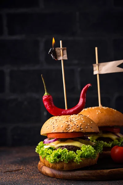 Диявол бургер і чізбургер з помідорами — стокове фото