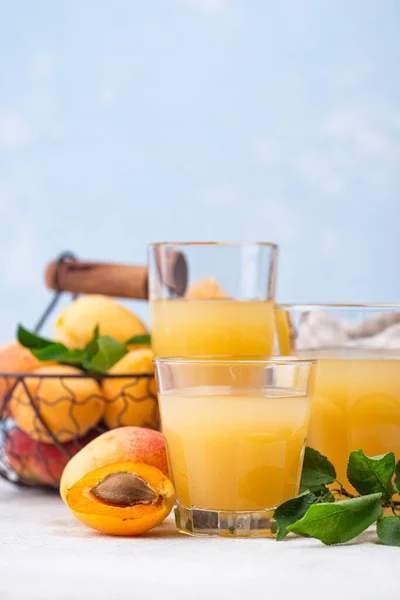 Marillensaft im Glas. Gesundes Getränk — Stockfoto