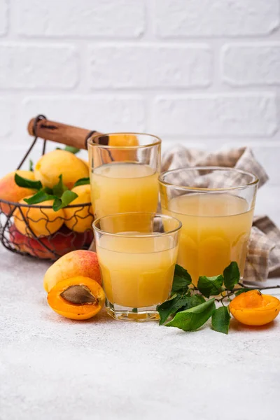 Marillensaft im Glas. Gesundes Getränk — Stockfoto