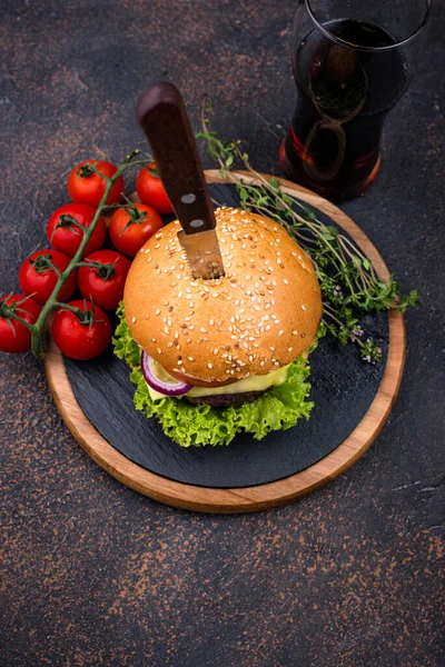 Бургери та чізбургер з помідорами — стокове фото