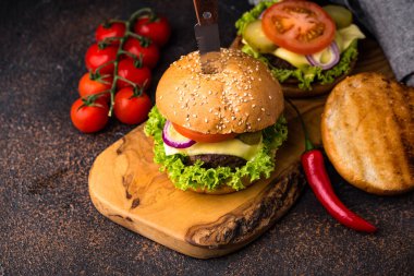 Domatesli hamburger ve çizburger.