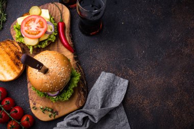 Domatesli hamburger ve çizburger.