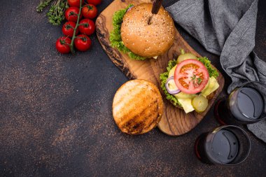 Domatesli hamburger ve çizburger.
