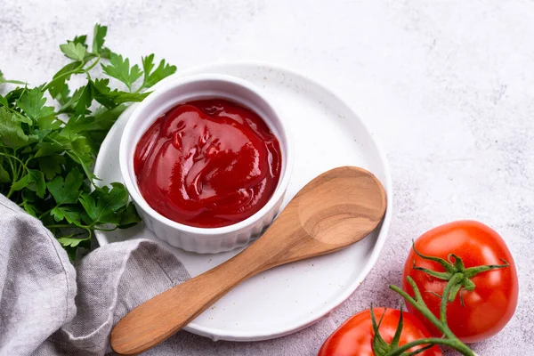 Świeży domowy sos pomidorowy z czosnkiem — Zdjęcie stockowe