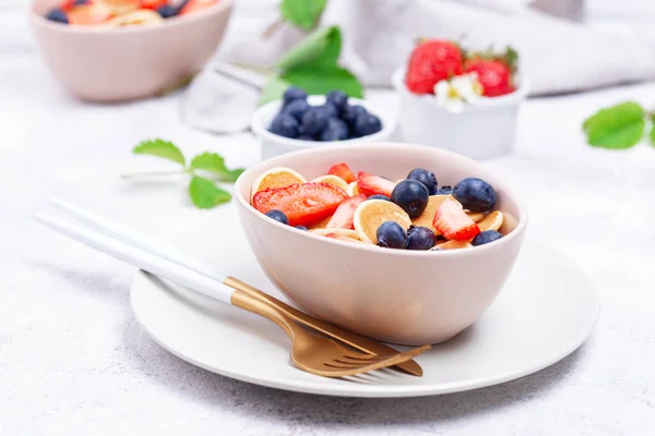 Cereali frittelle dolci con bacche — Foto Stock