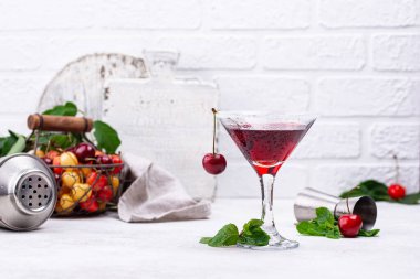 Kırmızı vişneli martini Yaz kokteyli