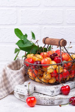 Taze kırmızı ve sarı kiraz