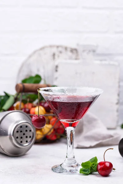 Cóctel de verano de martini rojo cereza — Foto de Stock