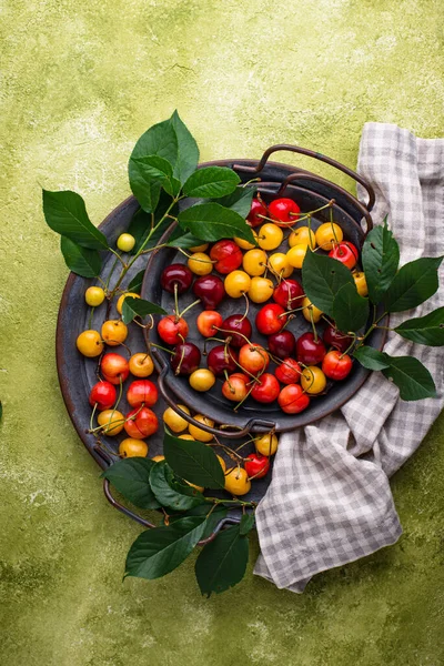 Cereza roja y amarilla fresca madura — Foto de Stock