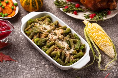 Ekmek kırıntılı yeşil fasulye güveci.