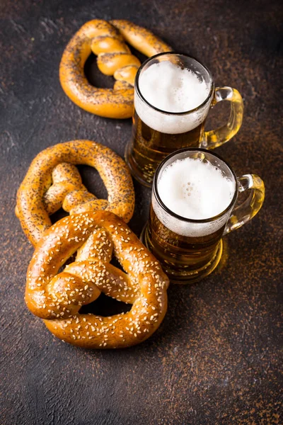 Öl och kringlor. Begreppet Oktoberfest — Stockfoto