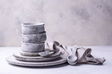 El yapımı beton tabaklar ve kaseler.