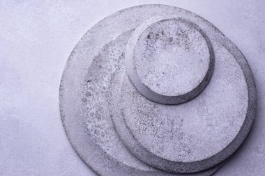 El yapımı beton tabaklar ve kaseler.