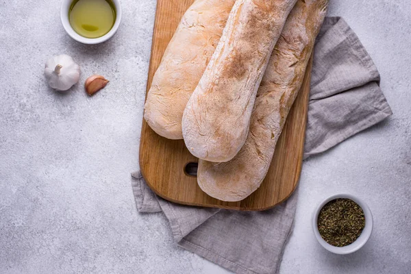 Baguette francesi fatte in casa con olio d'oliva — Foto Stock