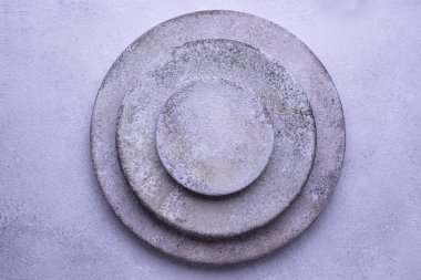 El yapımı beton tabaklar ve kaseler.