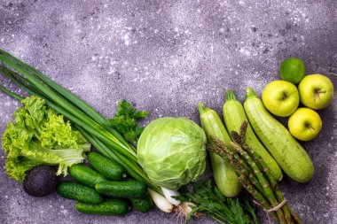 Çeşitli yeşil sebzeler ve meyveler