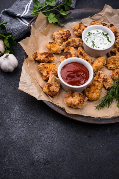 Nuggets de pollo al horno con salsas —  Fotos de Stock