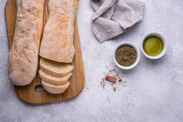 Baguette francesi fatte in casa con olio d'oliva — Foto Stock