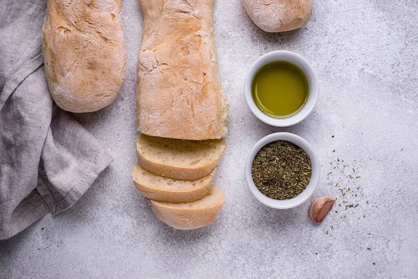 Baguette francesi fatte in casa con olio d'oliva — Foto Stock