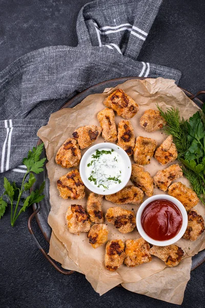 Bakade kycklingnuggets med såser — Stockfoto