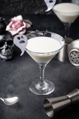 Cadılar Bayramı Sıvı Hayalet. Hindistan cevizi kokteyli.