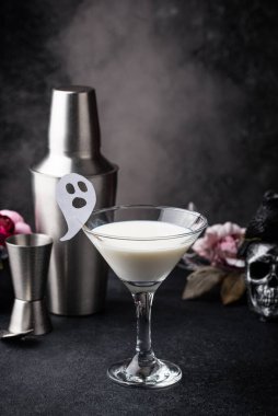 Cadılar Bayramı Sıvı Hayalet. Hindistan cevizi kokteyli.