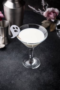 Cadılar Bayramı Sıvı Hayalet. Hindistan cevizi kokteyli.