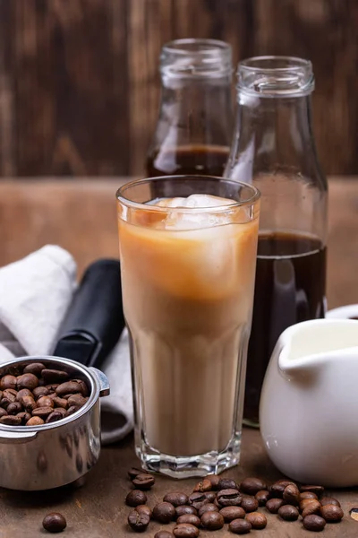 Hideg főtt kávé jéggel és tejjel — Stock Fotó