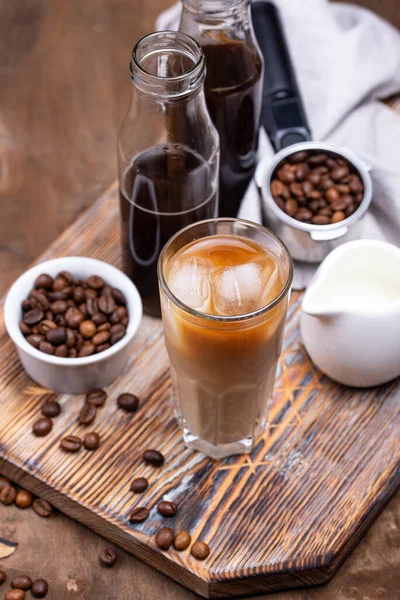 Kylmä kahvi jäällä ja maidolla — kuvapankkivalokuva