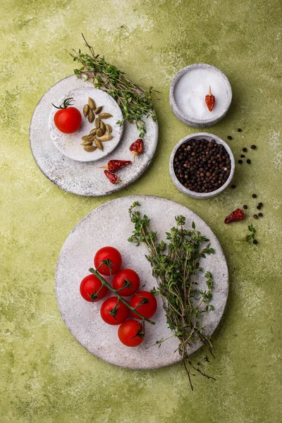 Tomaten, tijm, knoflook en specerijen — Stockfoto