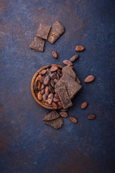Natural cocoa beans and chocolate — Stock Photo, Image