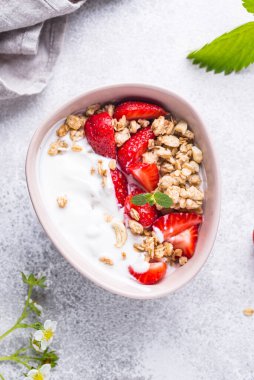 Yunan yoğurdu ve çilekli granola