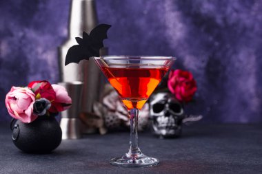 Mor arka planda Cadılar Bayramı martini kokteyli