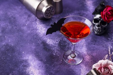 Mor arka planda Cadılar Bayramı martini kokteyli