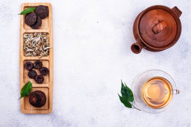 Farklı basılmış Çin pu-erh çayı.