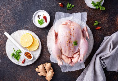 Çiğ tavuk ve baharat.