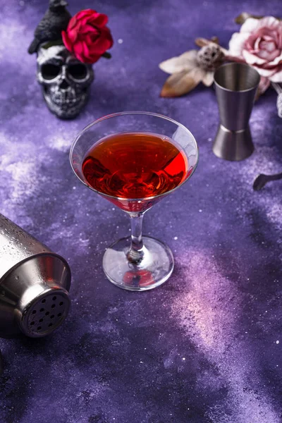 Cocktail de martini de Halloween no fundo roxo — Fotografia de Stock