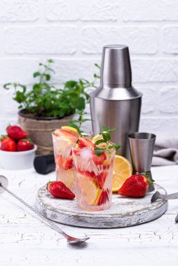 Limonlu çilekli limonata.