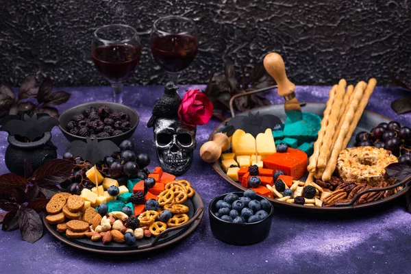 Halloween předkrmy. Sýrový talíř s občerstvením — Stock fotografie