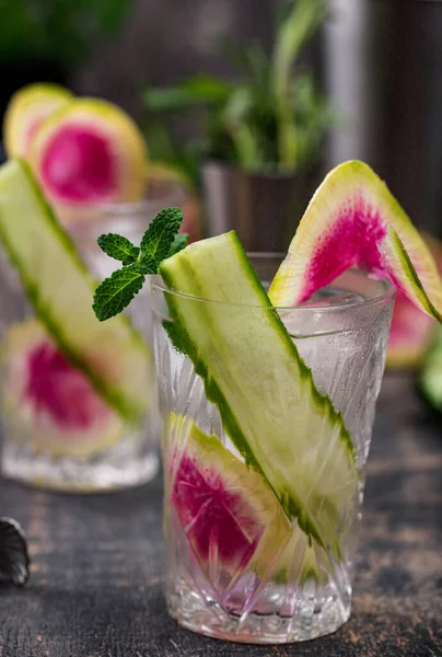 Cocktail mit Gurken und Rettich — Stockfoto