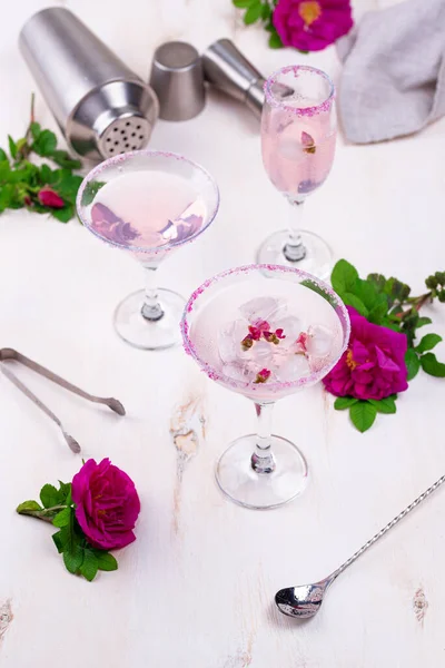 Assortiment van roze cocktails met rozensiroop. — Stockfoto